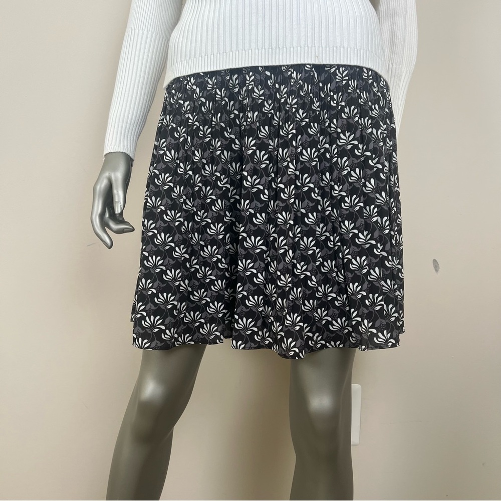 Stefanel pleated A-Line Skirt. Black, Gray & White Sz S. Elastic Waist 26” lined